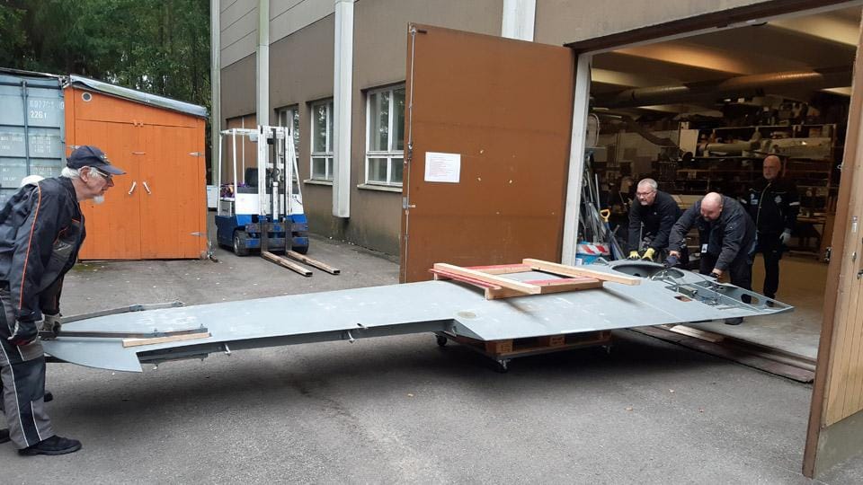 Miehet siirtävät VL Myrsky II:n siipipuoliskoa.