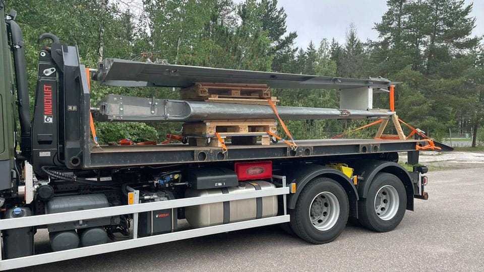VL Myrksy II:n osia kuorma-auton kyydissä.