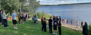 Nuoria on kerääntynyt rannalle. Heillä on jonkinlainen tehtävä suoritettavanaan.