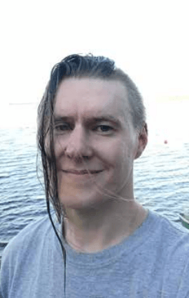 Aleksi Parkkosen ottama selfie järven rannalla.