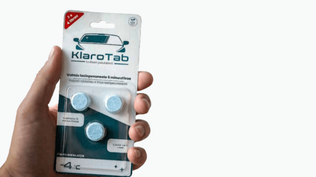 Käsi ojentaa KlaroTab lasinpesunestetabletti-pakettia.