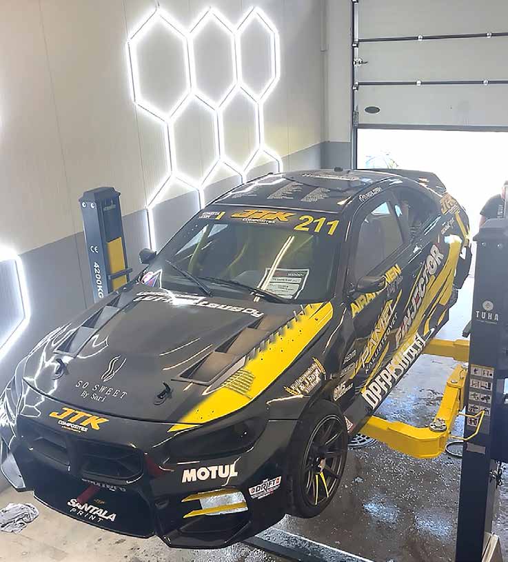 Drifting-autoa rakennetaan ja säädetään simulaattorista saatujen tulosten mukaan.