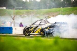 Drifting-kisoissa nopeutta tärkeämpää on radan ajaminen näyttävästi tuomarien suunnitelman mukaan. Erikoisrenkaita kuluu kisakaudella paljon.
